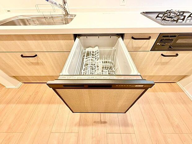 ビルトイン食洗機は、節水や節電機能も充実して家事の手助けをしてくれます。