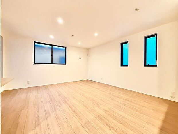 落ち着いた雰囲気のリビングダイ二ング。伸びやかな空間のなかで、ゆったりとしたひとときを過ごせます。