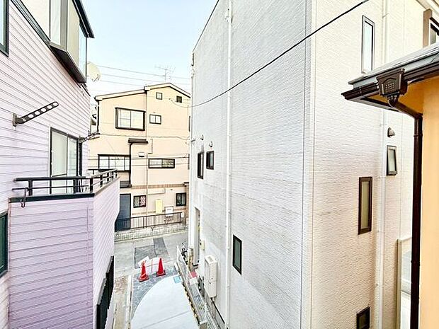 暮らしの中で光と風を演出してくれるバルコニー。開放感を演出しながら、爽やかな風が通ってきます。