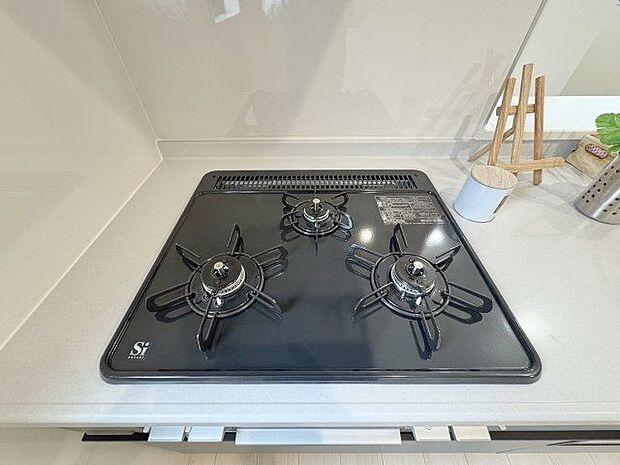 忙しいときでも一度にたくさんの料理が作れる3口コンロ。使い勝手の良さを考えました。