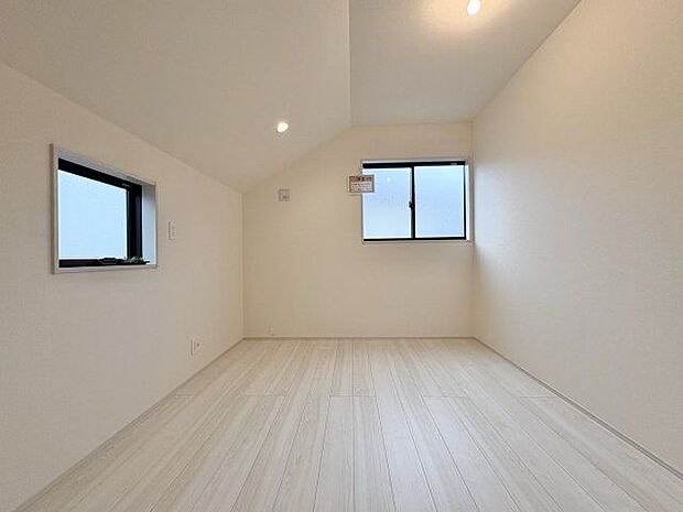 木のぬくもりを感じられる、のびのびとした明るい洋室です。いつまでも快適に暮らせる空間が広がります。