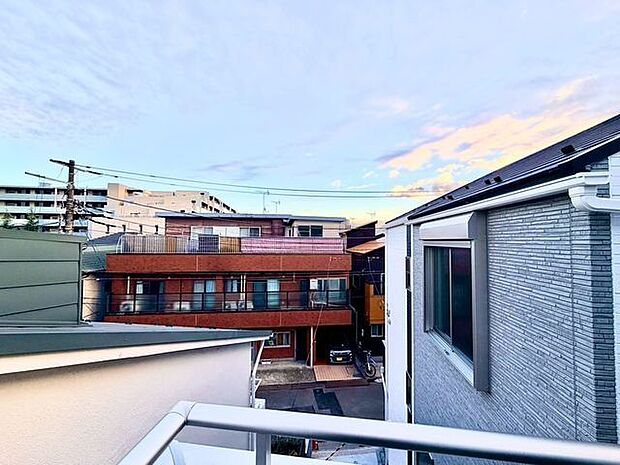 外の景観に左右されないプライベート空間を確保した住空間です。