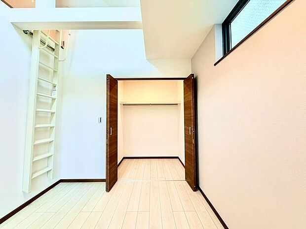 収納スペースが付いていて、お部屋を最大限に広く使っていただけます。荷物の多い方も安心です。