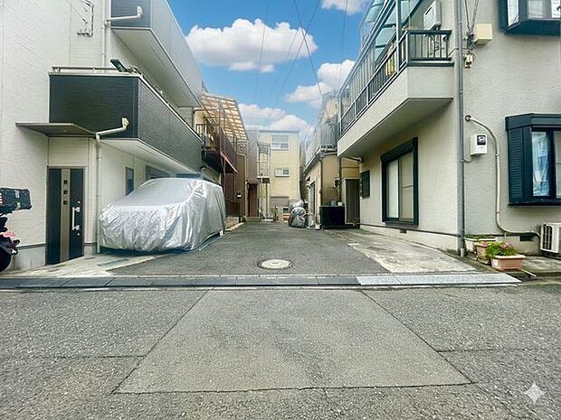 利便性と豊かな自然を兼ね備えた立地。子育て環境も充実しています。（空の加工を生成AIで行っています）