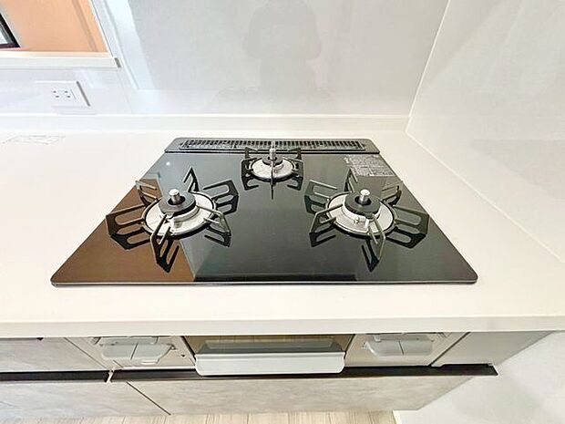 忙しいときでも一度にたくさんの料理が作れる3口コンロ。使い勝手の良さを考えました。