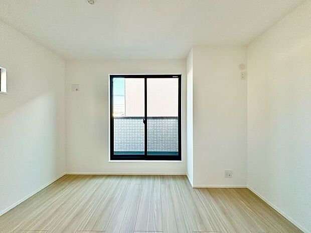 大きな窓からたっぷりと陽光が注がれる明るい空間。一日の疲れを癒してくれる洋室。時を忘れて過ごす空間。