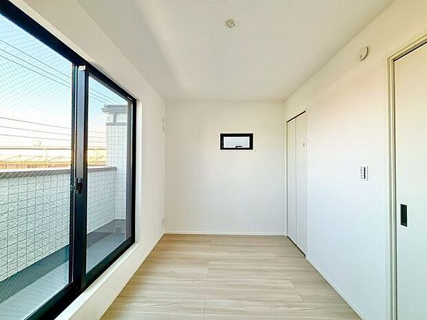 開口部が広くたくさんの陽を取り入れます。窓を開ければ気持ちよい風が舞い込んできて開放的な空間を演出。