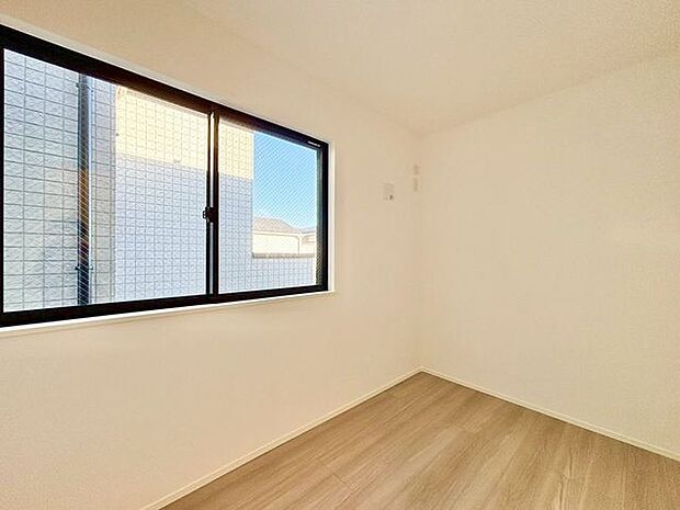 居心地のいい暮らしには欠かせない眩い採光。ゆったりとした幅の窓からこの空間に降り注ぐ採光が絶えません。