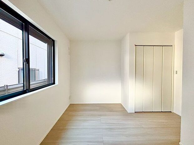 過ぎ行く時間をゆったりと感じることができる落ち着いたお部屋。プライベートな時間を満喫できます。