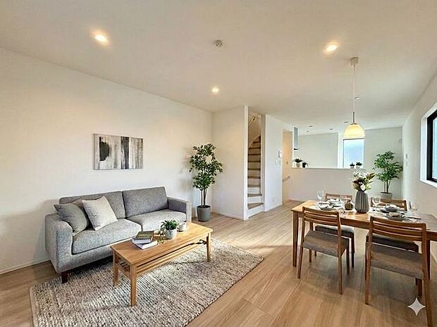 家具を置いても広々としたスペースがあるLDK。（AIにより家具・小物を配置したCG加工画像です）