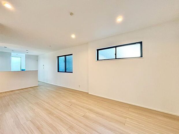 窓越しに射し込む自然光が風合い豊かな室内を照らし出し、落ち着きのある上品な空間を演出します。