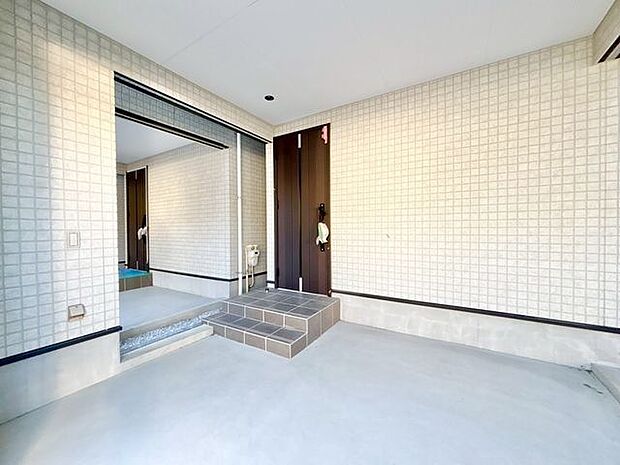 毎日出入りに使う玄関は外出する時は爽やかに、帰宅するときはホッとする落ち着いた空間へ。