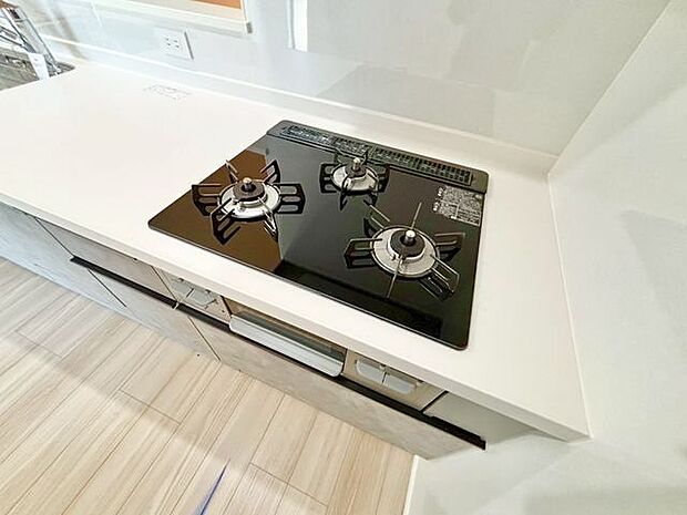 忙しいときでも一度にたくさんの料理が作れる3口コンロ。使い勝手の良さを考えました。