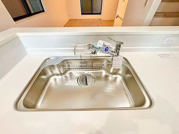 蛇口をひねるとすぐにきれいなお水が使える蛇口一体型浄水器を設置。