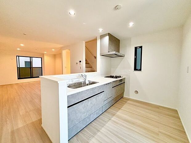 開放感と明るさをもたらす魅力のリビング。キッチンスペースまで明るくなります。自然とくつろぎの場所に。