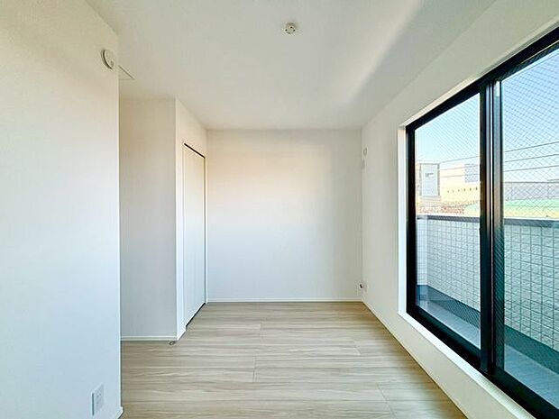 開口部が広くたくさんの陽を取り入れます。窓を開ければ気持ちよい風が舞い込んできて開放的な空間を演出。