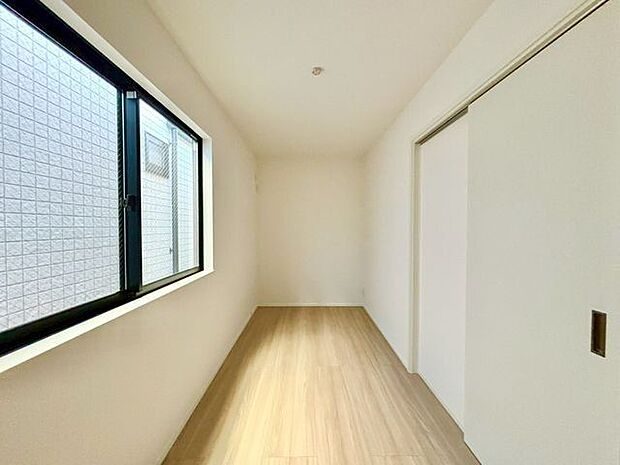 ナチュラルカラーのフローリングのお部屋は、温かみを感じさせリラックスをもたらす効果があります。