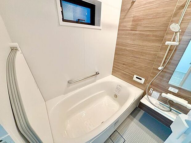 お風呂には窓があり明るく清潔な空間へ。浴槽も洗い場も広く、毎日の疲れを取る癒しのバスルームです。