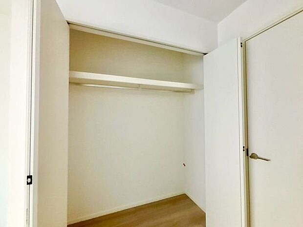 充分な収納スペースを確保。居室内に余計な家具を置く必要がないので、シンプルですっきりとした暮らし。