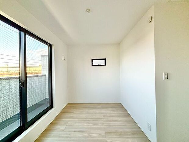 大きな窓からたっぷりと陽光が注がれる明るい空間。一日の疲れを癒してくれる洋室。時を忘れて過ごす空間。