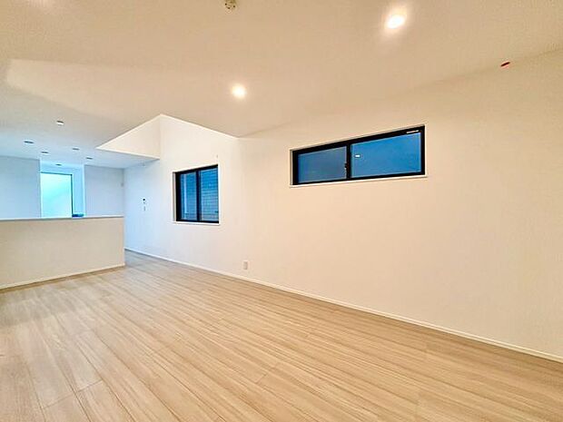 開放感と明るさをもたらす魅力のリビング。キッチンスペースまで明るくなります。自然とくつろぎの場所に。