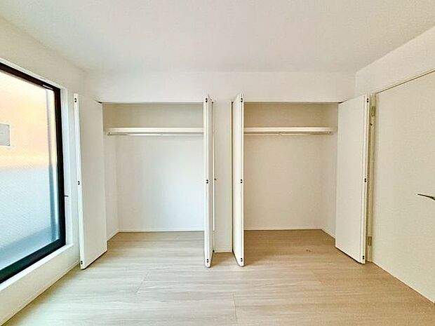 充分な収納スペースを確保。居室内に余計な家具を置く必要がないので、シンプルですっきりとした暮らし。