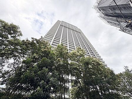重厚感のある外観が目を引くマンション。ゆったりと落ち着いた時間をお過ごしいただけます。