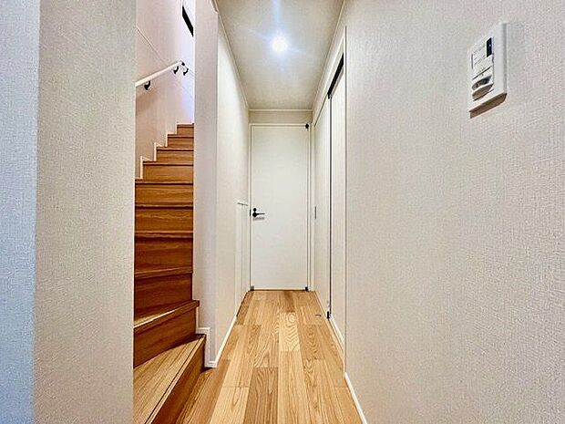 玄関はお家の顔としてすっきりとした素敵な空間に。印象のよい玄関は爽やかな住まいへの入り口です。