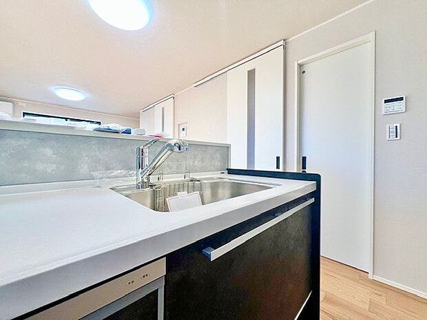 蛇口をひねるとすぐにきれいなお水が使える蛇口一体型浄水器を設置。