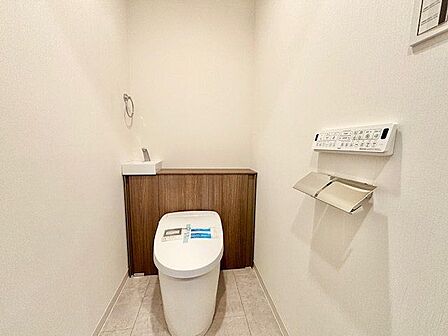 毎日使うものだから、「シンプルでムダのないデザイン」で空間と調和するタンクレストイレ。