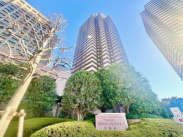 建物までのアプローチが住まう方や訪れる方を優雅に導く、大人の品格が漂うエレガントな佇まい。