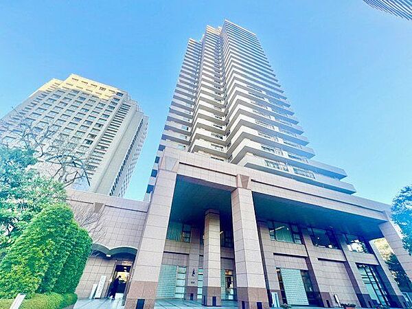 高貴な雰囲気を纏う外観。クオリティを追求した快適な空間が住まう方の心を満たす。