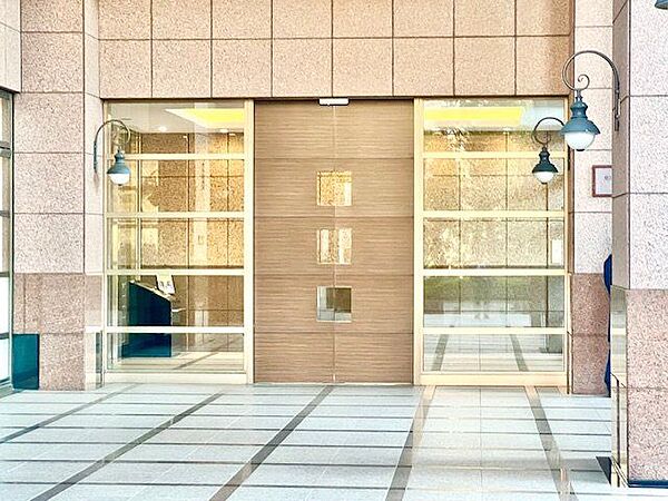 デザインへのこだわりを持つエントランスには落ち着いた雰囲気を感じます。