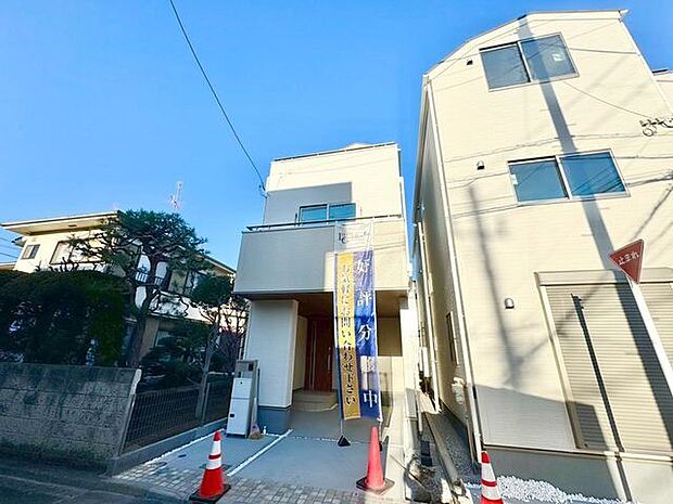 外観は落ち着いた印象をを与える、シンプルなデザインです。植物を配置してより魅力的お住まいに。