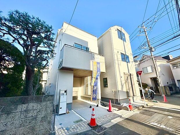 スタイリッシュな外観に、クリーンな印象を与える外壁が特徴的なお住まい。絆を深め誇りに思える邸宅へ。