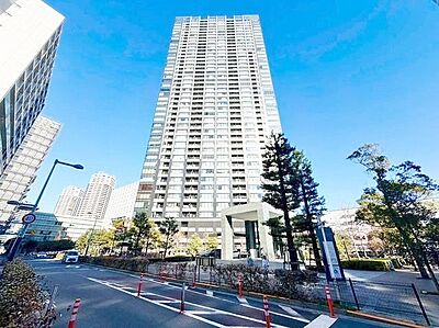 外観：爽やかな青空の下に贅沢なほどに降り注ぐ陽光、豊かな居住性。クオリティが見事に調和した住空間。