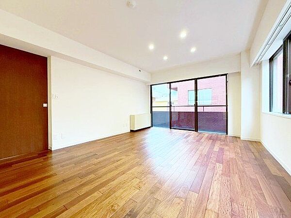 家具やアートなども余裕をもって配置できます。お気に入りのアイテムで満たしてください。