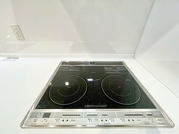 ガスコンロに比べて、サッと掃除ができるお手入れ簡単なIHクッキングヒーター。