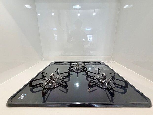 忙しいときでも一度にたくさんの料理が作れる3口コンロ。使い勝手の良さを考えました。