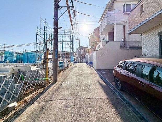 通行や駐車の際に余裕がある前面道路。光が差し込む明るい居住空間、風通しも良好で過ごしやすい環境です。