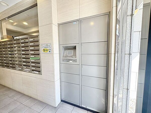 宅配ＢＯＸ。お仕事やお出かけで荷物が受け取れない時も大変便利です。