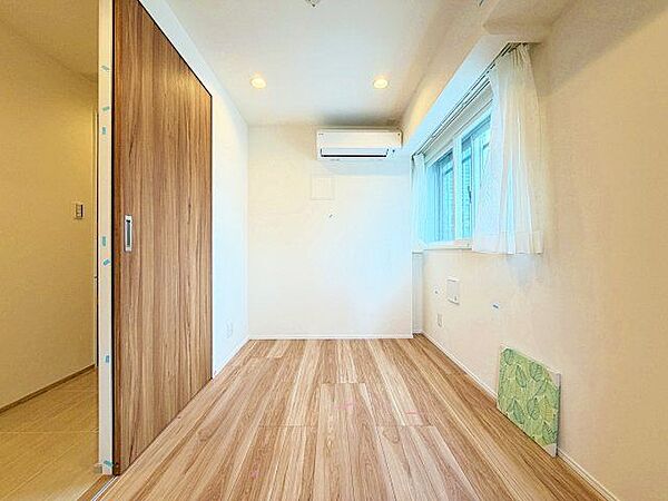 明るい色味の床は、部屋を明るく清潔な印象に見せる効果あり。圧迫感が少くゆったりと感じる事ができます。