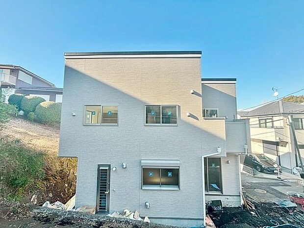 陽射しを受けて輝く時間、街灯に照らし出される夕暮れ時。様々なシーンで違った表情を見せてくれます。