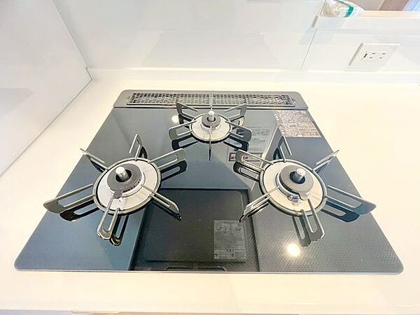 3口コンロで、お料理の効率もアップ。受け皿のないフラット天板で、お手入れもラクラク。