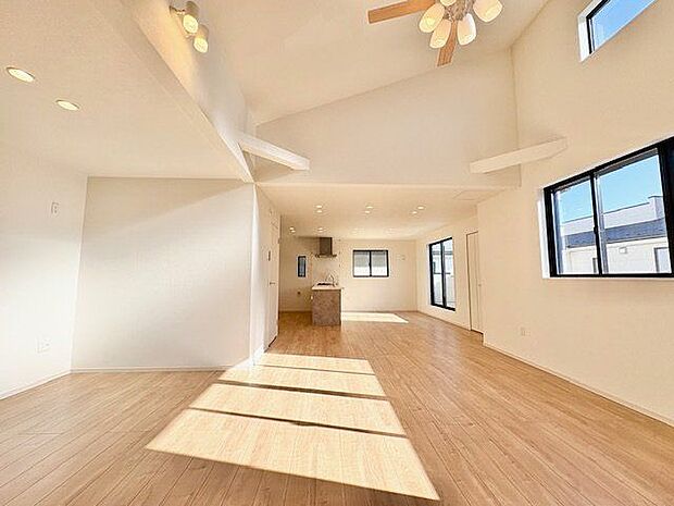 窓越しに射し込む自然光が風合い豊かな室内を照らし出し、落ち着きのある上品な空間を演出します。