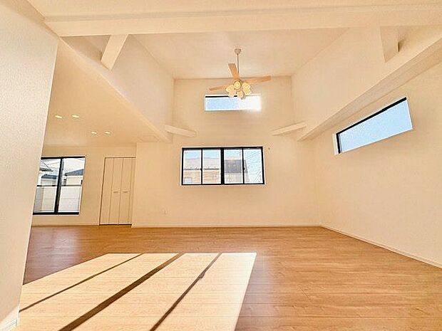 光と風があふれる開放的なリビングダイニング。明るく穏やかな空気のなかで飲んだり、食べたり、笑ったり。