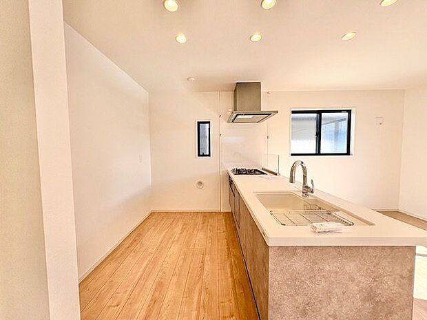 キッチンはリビングダイニングを見渡せる対面式キッチン。家事が捗るように動線を意識した間取りです。忙しいときでも一度にたくさんの料理が作れる3口コンロ。使い勝手の良さを考えました。