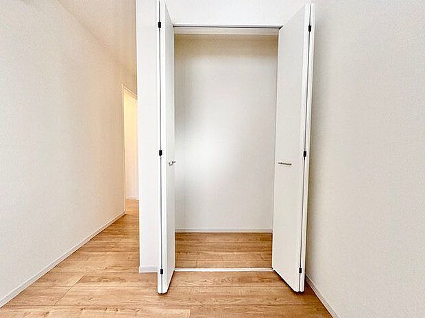 充分な収納スペースを確保。居室内に余計な家具を置く必要がないので、シンプルですっきりとした暮らし。