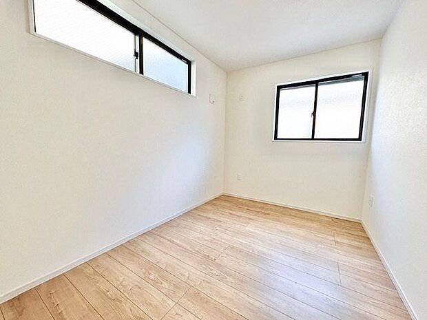 木のぬくもりを感じられる、のびのびとした明るい洋室です。いつまでも快適に暮らせる空間が広がります。