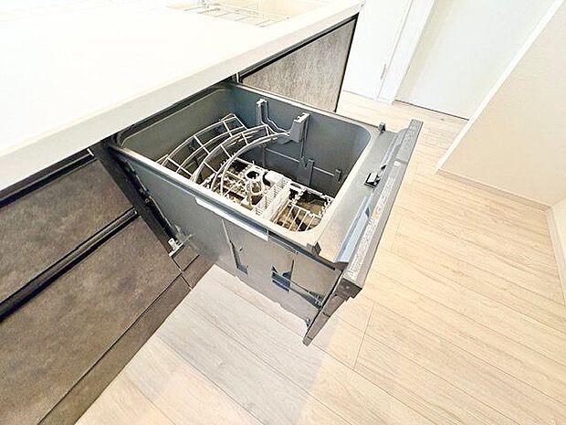 ビルトイン食洗機は作業台が広く使え、見た目もスッキリ。節水や節電も充実して家事の手助けをしてくれます。